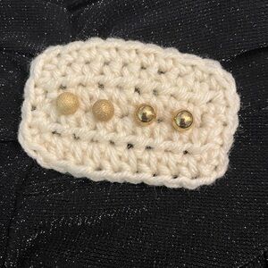 Gold stud earrings set